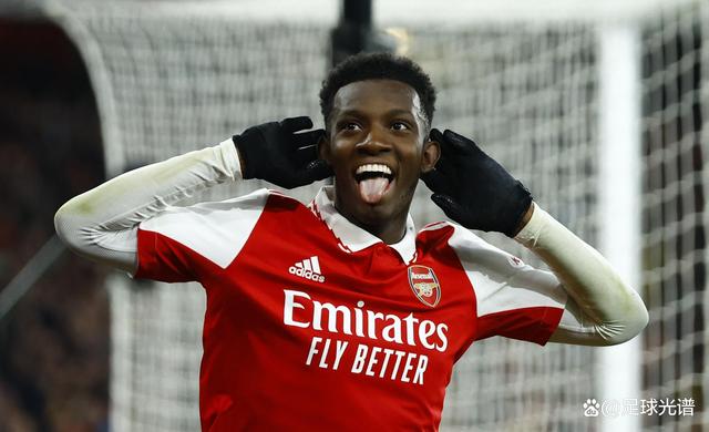 半岛体育app投注-阿森纳前锋暴力运球技术炫耀